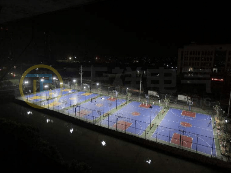 What conditions do basketball court flood lights need to meet?