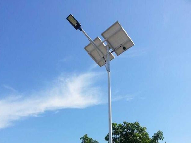 What are the precautions for debugging solar street lamps?